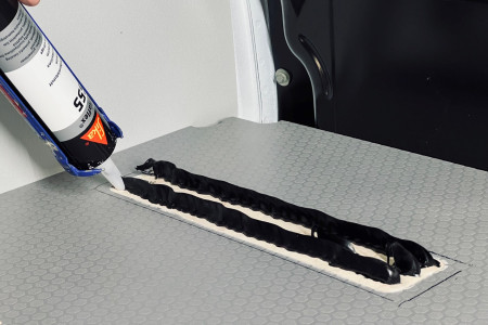 Material zur Befestigung durch den Kunden mit Kleber